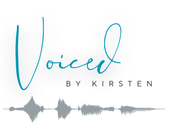 Logo van Voice By Kirsten, een professionele Engelse stemactrice gespecialiseerd in voice overs en voice acting. Het logo toont het woord "Voiced" in sierlijk blauw handschrift, met daaronder "BY KIRSTEN" in zwarte hoofdletters en een gestileerde geluidsgolf eronder.