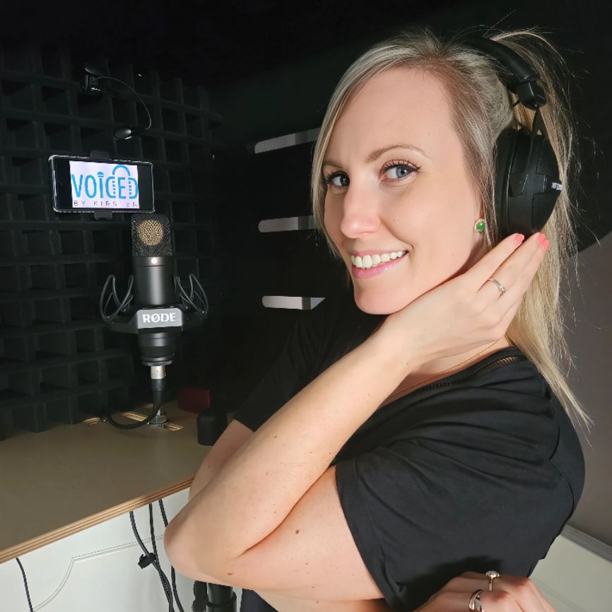 Stemactrice in professionele opname studio met koptelefoon