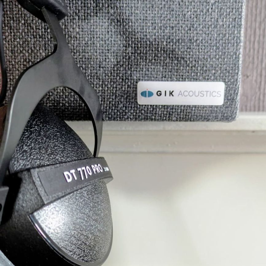 Koptelefoon en geluidsisolatie in voice-over studio
