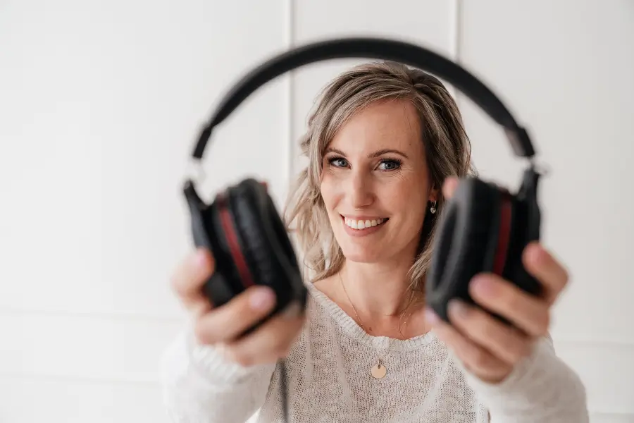 Stemactrice Kirsten van Stenis met koptelefoon tijdens voice-over werk