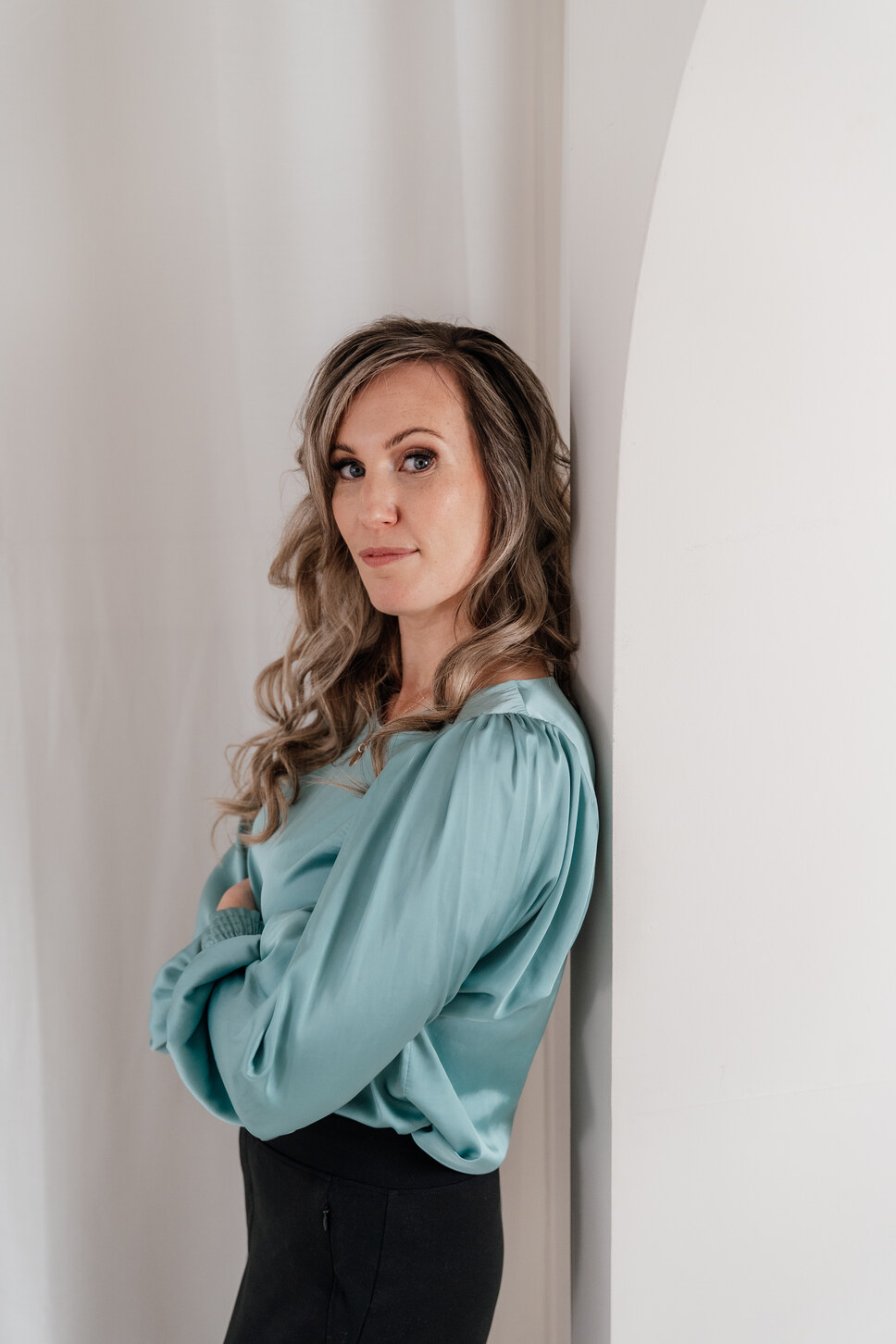 How it works Dutch voice-over Kirsten van Stenis leaning against wall 