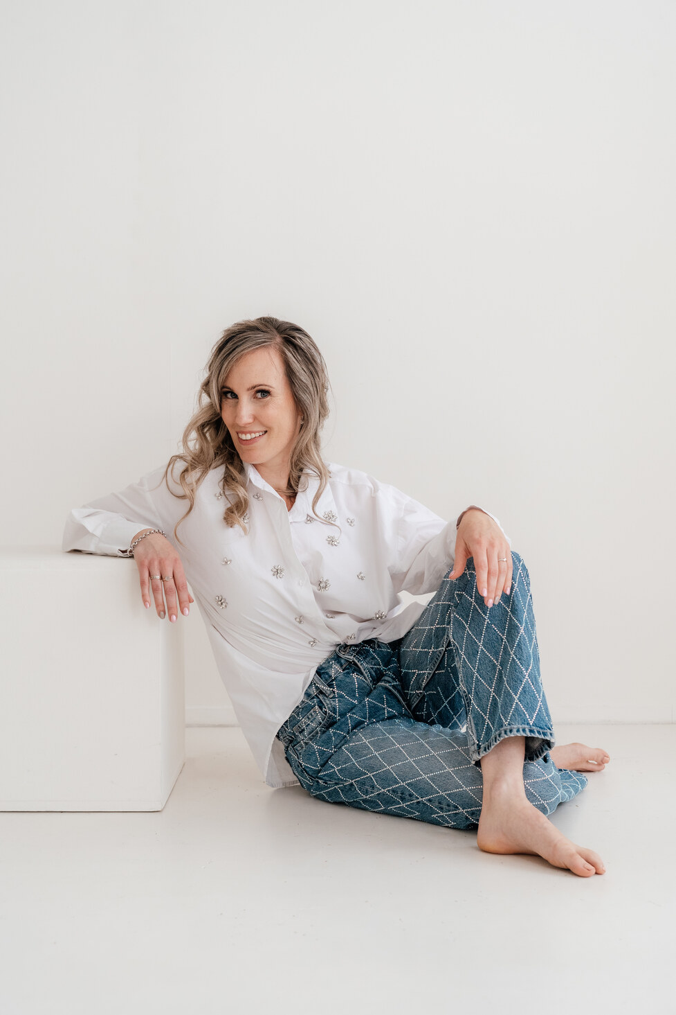 Contact female Dutch voice-over and voice actress Kirsten van Stenis leaning on white block